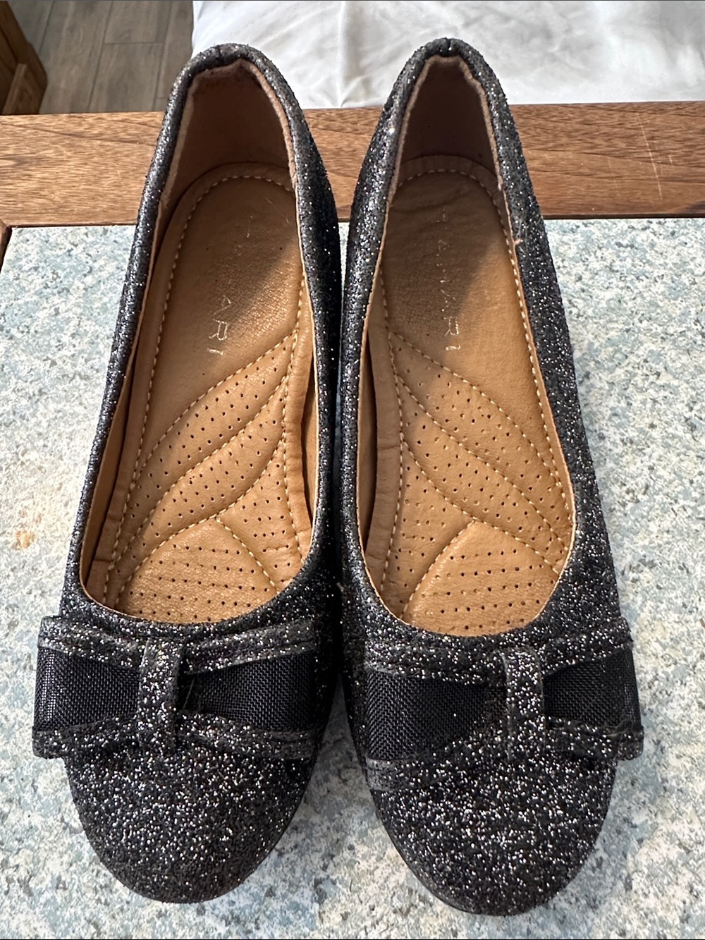 Tahari Black Glitter & Bow Round-Toe Girls Dress shoe. Size 1